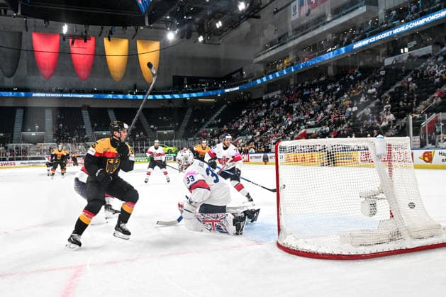 ZURICH, SWITZERLAND MAY 25 Frederik Tiffels of Germany scores a goal against goalkeeper Ben Bowns of Great Britain during the 2026 IIHF Ice Hockey World Championship Switzerland game between Germany and Great Britain at Swiss Life Arena on May 25, 2026 in Zurich, Zurich Zurich Swiss Life Arena Zurich Switzerland Copyright: xJustPictures.ch AndreaxBrancax jp-en-EuSpIm-JP7_ANB_Sui_Hung_25052026_2390