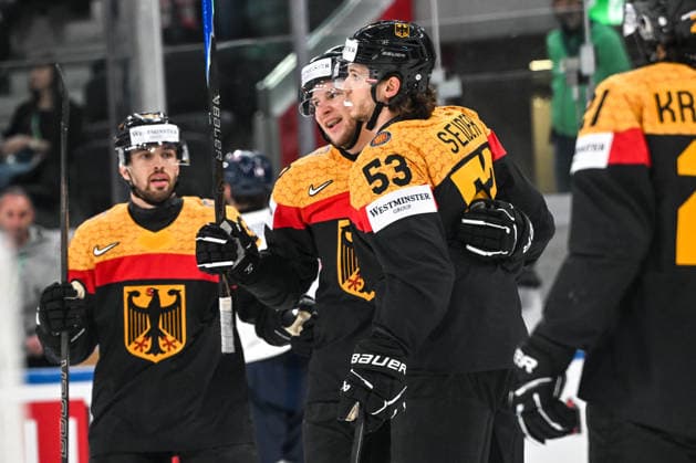 ZURICH, SWITZERLAND MAY 25 Alexander Karachun of Germany C celebradtes his goal with Moritz Seider of Germany R during the 2026 IIHF Ice Hockey World Championship Switzerland game between Germany and Great Britain at Swiss Life Arena on May 25, 2026 in Zurich, Zurich Zurich Swiss Life Arena Zurich Switzerland Copyright: xJustPictures.ch AndreaxBrancax jp-en-EuSpIm-JP7_ANB_Sui_Hung_25052026_5768