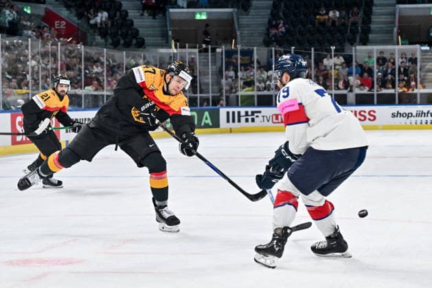 ZURICH, SWITZERLAND MAY 25 Alexander Karachun of Germany shoots the puck during the 2026 IIHF Ice Hockey World Championship Switzerland game between Germany and Great Britain at Swiss Life Arena on May 25, 2026 in Zurich, Zurich Zurich Swiss Life Arena Zurich Switzerland Copyright: xJustPictures.ch AndreaxBrancax jp-en-EuSpIm-JP7_ANB_Sui_Hung_25052026_5905