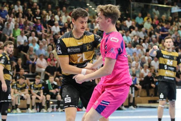 25 05 2026 Handball Men 2025 2026 2 Handball Bundesliga 32 Matchday HC Elbflorenz 2006 TSV Bayer Dormagen BallsportArena Dresden Oliver Seidler Dresden, 71, black gold and Florian Boehnert Dormagen, 9, pink fighting for the ball Dresden Saxony Germany