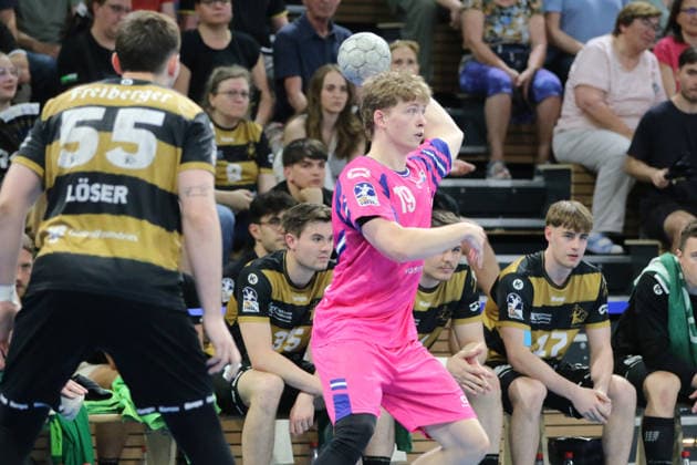 25 05 2026 Handball Men 2025 2026 2 Handball Bundesliga 32 Matchday HC Elbflorenz 2006 TSV Bayer Dormagen BallsportArena Dresden Finn Schroven Dormagen, 19, pink on the ball Dresden Saxony Germany