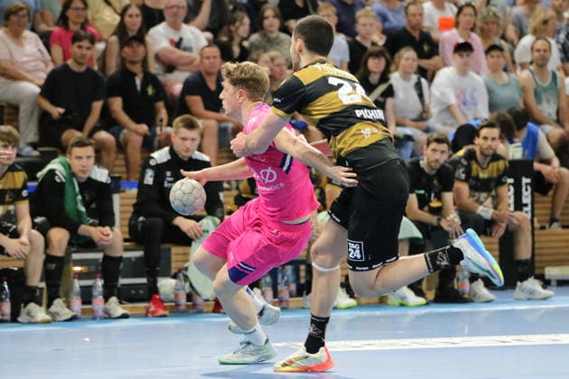 25 05 2026 Handball Men 2025 2026 2 Handball Bundesliga 32 Matchday HC Elbflorenz 2006 TSV Bayer Dormagen BallsportArena Dresden Florian Boehnert Dormagen, 9, pink is held by Lauro Pichiri Dresden, 24, black and gold Dresden Saxony Germany