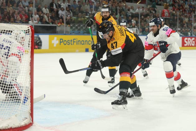 25 05 2026 Swiss Life Arena Zurich , SWITZERLAND, Mens Ice Hockey IIHF World Championship Zurich 2026 Group A GER GBR Alexander Karachun GER scores from the bottom left to make it 1 0