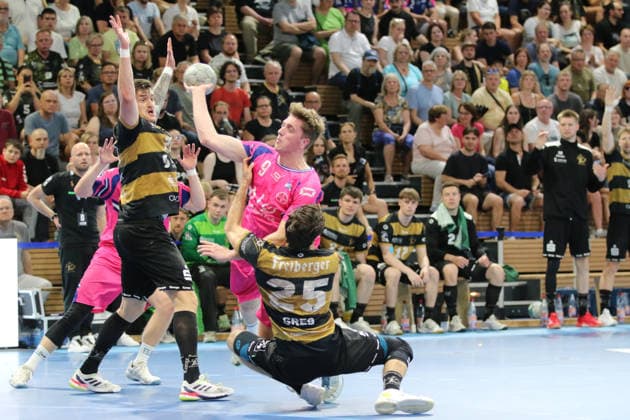 25 05 2026 Handball Men 2025 2026 2 Handball Bundesliga 32 Matchday HC Elbflorenz 2006 TSV Bayer Dormagen BallsportArena Dresden Florian Boehnert Dormagen, 9, pink is knocked over by Sebastian Greß Dresden, 25, black and gold Dresden Saxony Germany