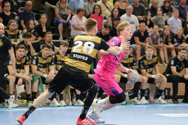 25 05 2026 Handball Men 2025 2026 2 Handball Bundesliga 32 Matchday HC Elbflorenz 2006 TSV Bayer Dormagen BallsportArena Dresden Finn Schroven Dormagen, 19, pink in duel Timo Stoyke Dresden, 28, black and gold Dresden Saxony Germany