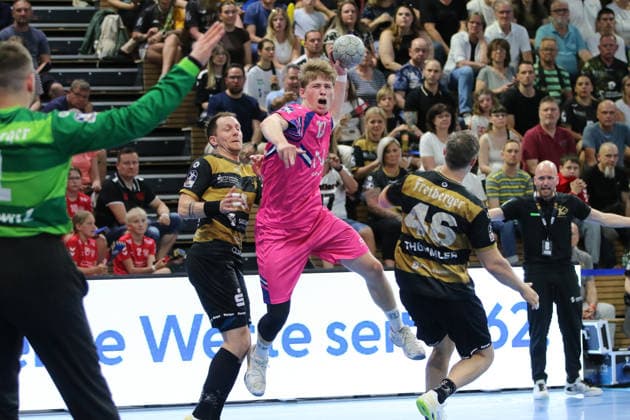 25 05 2026 Handball Men 2025 2026 2 Handball Bundesliga 32 Matchday HC Elbflorenz 2006 TSV Bayer Dormagen BallsportArena Dresden Finn Schroven Dormagen, 19, pink on goal throw Julius Dierberg Dresden, 9, black and gold comes too late Dresden Saxony Germany