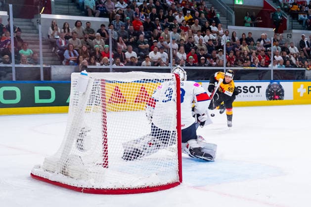 ZURICH, SWITZERLAND - MAY 25: Frederick Tiffels (Germany, 95) shooting the 2:0 goal during the Preliminary Round - Group A Match 49 between Germany and Great Britain at the IIHF Ice hockey, Eishockey World Championship, WM, Weltmeisterschaft 2026, Swiss Life Arena on May 25, 2026 in Zurich, Switzerland. Zurich Switzerland Copyright: xTimoxSteinx
