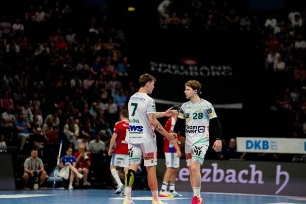 Victor Klöve and Franko Lastro from Frisch Auf Göppingen communicate during the game in the Barclays Arena Both players wear white jerseys and are in contact with each other during a break or during a move Handball Sport Verein Hamburg vs Frisch Auf Göppingen Copyright: xPhilippHeistx