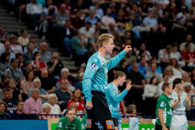 A HSV Hamburg goalkeeper in a turquoise jersey gesticulates during a match in the Barclays Arena The audience follows the game attentively from the stands Handball Sport Verein Hamburg vs Frisch Auf Göppingen Copyright: xPhilippHeistx