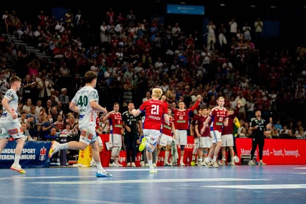 Frederik Bo Andersen 21 HSV Hamburg in the red jersey runs with the ball during the match in the Barclays Arena In the background are players of both teams and the spectators in the stadium Handball Sport Verein Hamburg vs Frisch Auf Göppingen Copyright: xPhilippHeistx