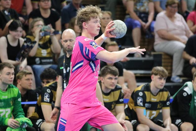 25 05 2026 Handball Men 2025 2026 2 Handball Bundesliga 32 Matchday HC Elbflorenz 2006 TSV Bayer Dormagen BallsportArena Dresden Finn Schroven Dormagen, 19, pink on the ball Dresden Saxony Germany