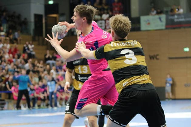 25 05 2026 Handball Men 2025 2026 2 Handball Bundesliga 32 Matchday HC Elbflorenz 2006 TSV Bayer Dormagen BallsportArena Dresden Felix Böckenholt Dormagen, 17, pink in duel with Louis Bensch Dresden, 3, black and gold Dresden Saxony Germany
