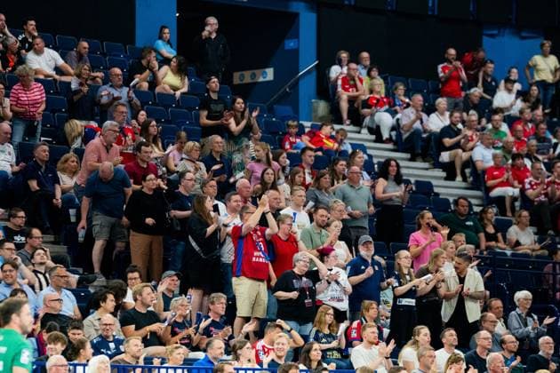 Spectators from Hamburg and Göppingen fill the stands of the Barclays Arena during the DAIKIN Handball Bundesliga match The fans wear their teams fan clothing and follow the match closely Handball Sport Verein Hamburg vs Frisch Auf Göppingen Copyright: xPhilippHeistx