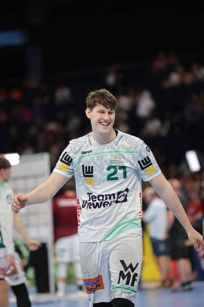 Sascha Brodbeck wears the white home jersey of Frisch Auf Göppingen with the number 21 and smiles during a game in the Barclays Arena The player moves relaxed across the pitch Sascha Brodbeck 21 Frisch Auf Göppingen smiling in the Barclays Arena Copyright: xspeedshotx
