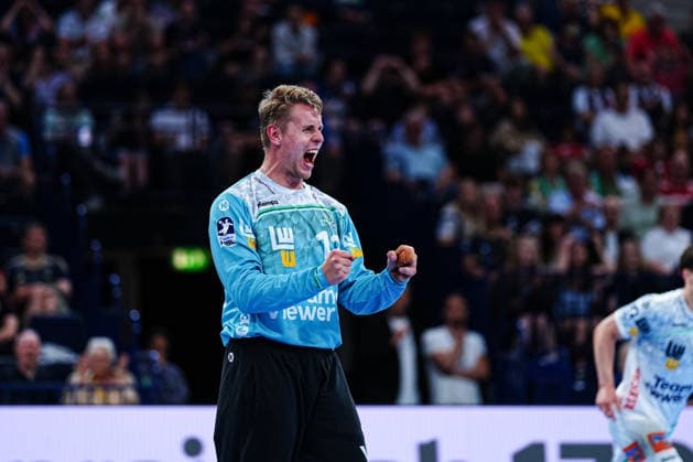 Cheers after Kristian Saeveras parade Frisch Auf Goeppingen, 12 GER, Handball Sport Verein Hamburg vs Frisch Auf Goeppingen, Handball, 1 Bundesliga, Matchday 32, Season 2025 2026, 25 05 2026 GER, Handball Sport Verein Hamburg vs Frisch Auf Goeppingen, Handball, 1 Bundesliga, Matchday 32, Season 2025 2026, 25 05 2026 Hamburg Copyright: xEibner-Pressefoto MarcelxvonxFehrnx EP_MFN