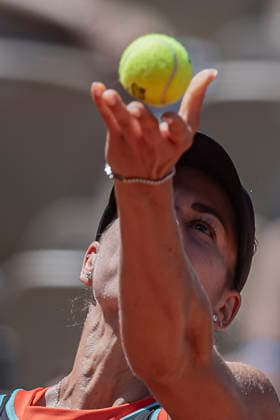 2026 French Open - Day Two Anna Bondar serves against Elina Svitolina during the Roland Garros Grand Slam Tournament on May 25, 2026, in Paris, France. Paris France  Copyright: xRobertxSzaniszlox originalFilename:szaniszlo-notitle260525_np4lC.jpg