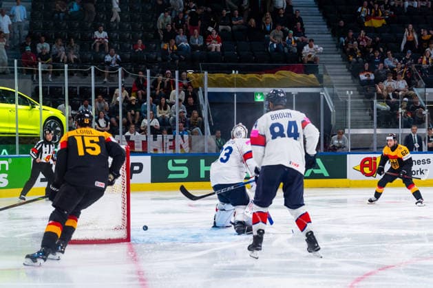ZURICH, SWITZERLAND - MAY 25: Andreas Eder (Germany, 43) shooting the 4:0 against Ben Bowns (Great Britain, 33) during the Preliminary Round - Group A Match 49 between Germany and Great Britain at the IIHF Ice hockey, Eishockey World Championship, WM, Weltmeisterschaft 2026, Swiss Life Arena on May 25, 2026 in Zurich, Switzerland. Zurich Switzerland Copyright: xTimoxSteinx