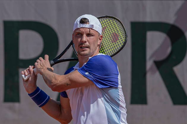 2026 French Open - Day Two Marton Fucsovics returns the ball against Matteo Berrettini at the Roland Garros Grand Slam Tournament on May 25, 2026, in Paris, France. Paris France  Copyright: xRobertxSzaniszlox originalFilename:szaniszlo-notitle260525_npsfe.jpg