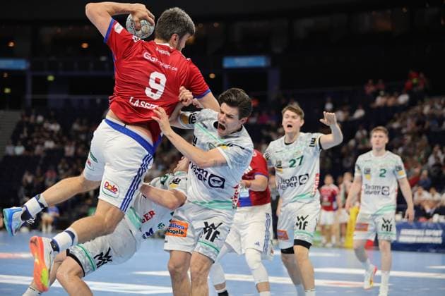 Velde Rutger Ten in the white jersey of Frisch Auf Göppingen is fended off by an HSV player in red during a throw The scene shows an intense duel in the Barclays Arena during the DAIKIN HBL Velde Rutger Ten 5 Frisch Auf Göppingen vs HSV Hamburg Copyright: xspeedshotx