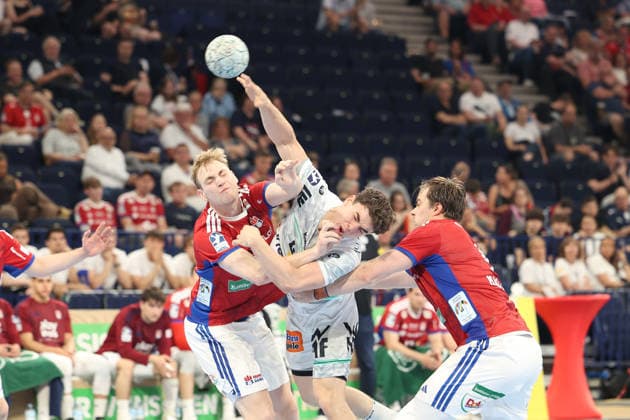 Handball Daikin Handball Bundesliga 2025 2026 Handball Sport Verein Hamburg vs FA Göppingen Einar Olafsson Hamburg ,Elias Newel Goeppingen ,Moritz Sauter Hamburg , Barclays Arena Hamburg