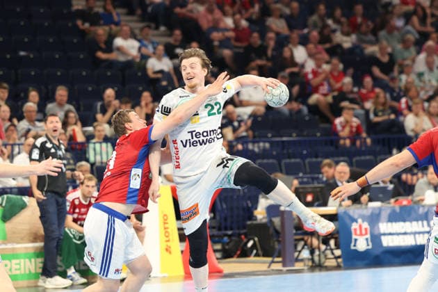 Handball Daikin Handball Bundesliga 2025 2026 Handball Sport Verein Hamburg vs FA Göppingen Moritz Sauter Hamburg ,Erik Persson Goeppingen ,successful shot on goal, Barclays Arena Hamburg