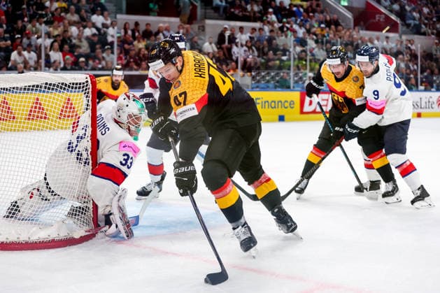 Ice hockey, Eishockey - IIHF WC 2026 ZURICH,SWITZERLAND,25.MAY.26 - ICE HOCKEY - IIHF Ice Hockey World Championship, WM, Weltmeisterschaft 2026, group stage, USA vs Hungary. Image shows Ben Bowns (GBR) and Alexander Karachun (GER).  GEPAxpictures xMaticxKlansek