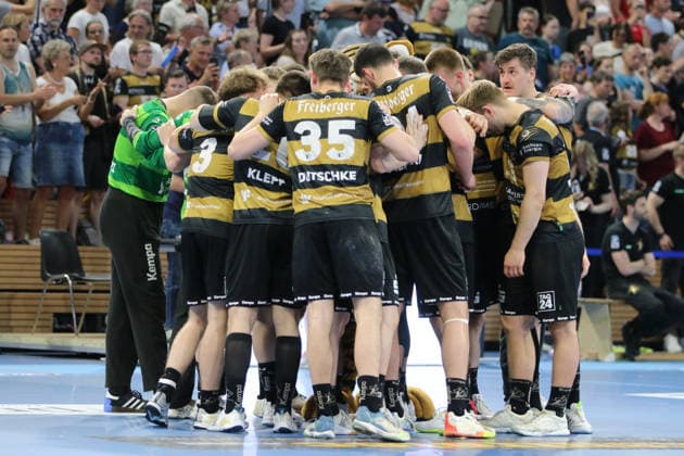 25 05 2026 Handball Men 2025 2026 2 Handball Bundesliga 32 Matchday HC Elbflorenz 2006 TSV Bayer Dormagen BallsportArena Dresden HC Elbflorenz players circle after the match Dresden Saxony Germany