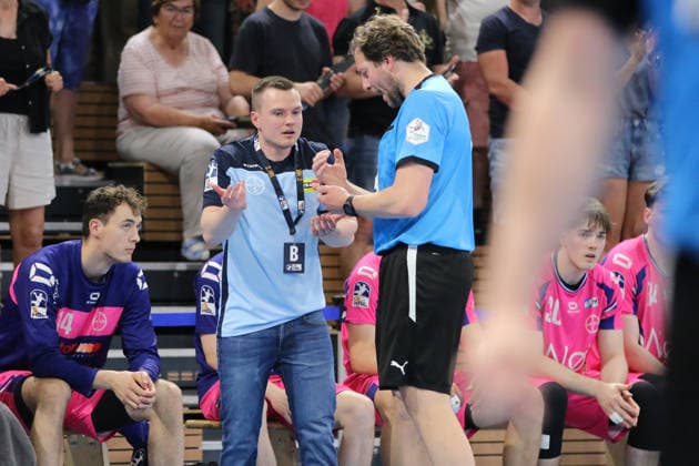 25 05 2026 Handball Men 2025 2026 2 Handball Bundesliga 32 Matchday HC Elbflorenz 2006 TSV Bayer Dormagen BallsportArena Dresden Julian Bauer Dormagen, coach in discussions with Jens Vortmann Referee 2 Dresden Saxony Germany