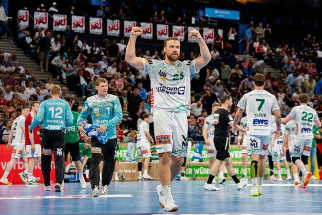 Ludvig Jurmala Åström 25 of Frisch Auf Göppingen cheers with raised fists on the pitch at Barclays Arena Spectators and other players from both teams can be seen in the background Handball Sport Verein Hamburg vs Frisch Auf Göppingen Copyright: xPhilippHeistx