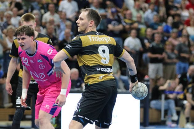 25 05 2026 Handball Men 2025 2026 2 Handball Bundesliga 32 Matchday HC Elbflorenz 2006 TSV Bayer Dormagen BallsportArena Dresden Julius Dierberg Dresden, 9, black and gold on a seven-meter penalty Dresden Saxony Germany