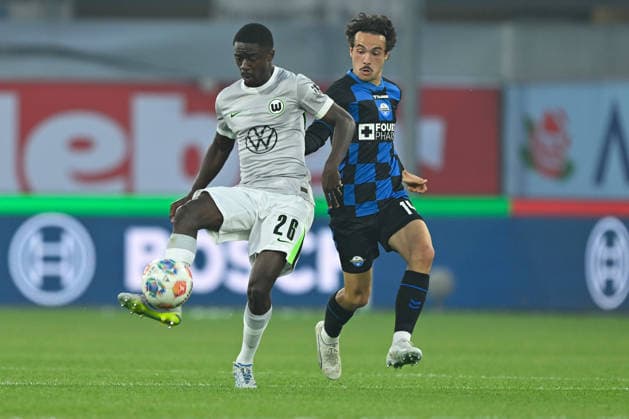 Paderborn, Home Deluxe Arena, 25 05 26, GER, Men, Relegation, Season 2025 2026, SC Paderborn 07 VfL Wolfsburg Picture from left in duel Sael KUMBEDI Wolfsburg and Mika BAUR Paderborn DFL regulations prohibit any use of photographs as image sequences and or quasi video NRW Germany