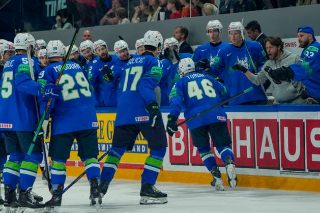 FRIBOURG, SWITZERLAND MAY 25 Matic Torok of Slovenia R celebrates his goal with the bench during the 2026 IIHF Ice Hockey World Championship Switzerland game between Slovenia and Italy at BCF Arena on May 25, 2026 in Fribourg, Fribourg Fribourg BCF Arena Fribourg Switzerland Copyright: xJustPictures.ch JarixPestelaccix jp-en-EuSpIm-JP6_JAR_Slovenia_Italy_25May2026_00050
