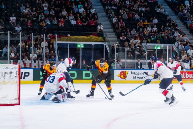 ZURICH, SWITZERLAND - MAY 25: Samuel Dove-MCFalls (Germany, 75) against Ben Bowns (Great Britain, 33) during the Preliminary Round - Group A Match 49 between Germany and Great Britain at the IIHF Ice hockey, Eishockey World Championship, WM, Weltmeisterschaft 2026, Swiss Life Arena on May 25, 2026 in Zurich, Switzerland. Zurich Switzerland Copyright: xTimoxSteinx