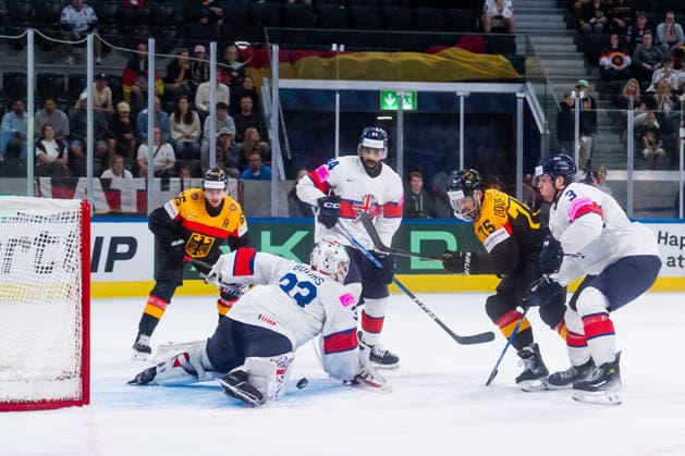 ZURICH, SWITZERLAND - MAY 25: Ben Bowns (Great Britain, 33) catching the puck from Samuel Dove-MCFalls (Germany, 75) during the Preliminary Round - Group A Match 49 between Germany and Great Britain at the IIHF Ice hockey, Eishockey World Championship, WM, Weltmeisterschaft 2026, Swiss Life Arena on May 25, 2026 in Zurich, Switzerland. Zurich Switzerland Copyright: xTimoxSteinx