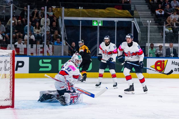 ZURICH, SWITZERLAND - MAY 25: Ben Bowns (Great Britain, 33) catching puck during the Preliminary Round - Group A Match 49 between Germany and Great Britain at the IIHF Ice hockey, Eishockey World Championship, WM, Weltmeisterschaft 2026, Swiss Life Arena on May 25, 2026 in Zurich, Switzerland. Zurich Switzerland Copyright: xTimoxSteinx