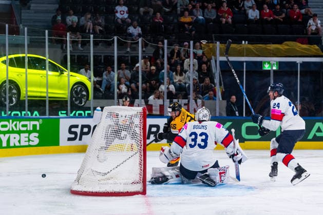 ZURICH, SWITZERLAND - MAY 25: Marc Michaelis (Germany, 65) missing the goal during the Preliminary Round - Group A Match 49 between Germany and Great Britain at the IIHF Ice hockey, Eishockey World Championship, WM, Weltmeisterschaft 2026, Swiss Life Arena on May 25, 2026 in Zurich, Switzerland. Zurich Switzerland Copyright: xTimoxSteinx