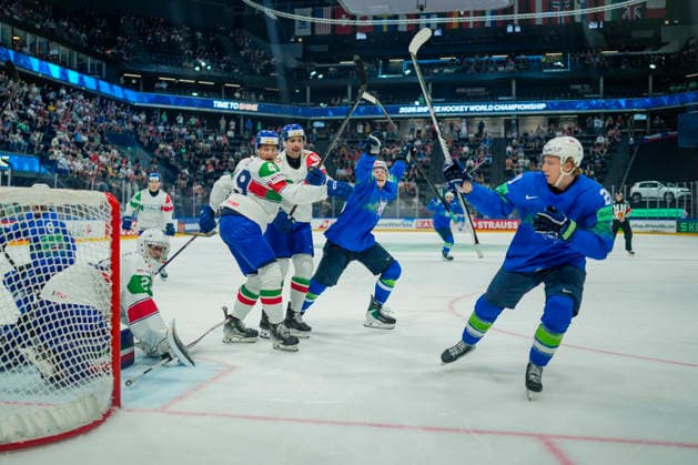 FRIBOURG, SWITZERLAND MAY 25 goalkeeper Damian Clara of Italy L can™t saves on Jan Drozg of Slovenia R during the 2026 IIHF Ice Hockey World Championship Switzerland game between Slovenia and Italy at BCF Arena on May 25, 2026 in Fribourg, Fribourg Fribourg BCF Arena Fribourg Switzerland Copyright: xJustPictures.ch JarixPestelaccix jp-en-EuSpIm-JP6_JAR_Slovenia_Italy_25May2026_00051