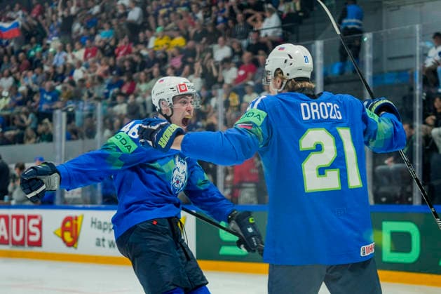 FRIBOURG, SWITZERLAND MAY 25 Matic Torok of Slovenia L celebrates Jan Drozg of Slovenia L for his goal during the 2026 IIHF Ice Hockey World Championship Switzerland game between Slovenia and Italy at BCF Arena on May 25, 2026 in Fribourg, Fribourg Fribourg BCF Arena Fribourg Switzerland Copyright: xJustPictures.ch JarixPestelaccix jp-en-EuSpIm-JP6_JAR_Slovenia_Italy_25May2026_00055