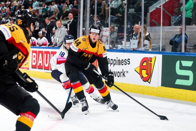 Ice hockey, Eishockey - IIHF WC 2026 ZURICH,SWITZERLAND,25.MAY.26 - ICE HOCKEY - IIHF Ice Hockey World Championship, WM, Weltmeisterschaft 2026, group stage, Germany vs Great Britain. Image shows Sam Lyne (GBR) and Joshua Samanski (GER).  GEPAxpictures xMaticxKlansek