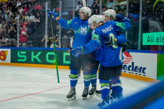 FRIBOURG, SWITZERLAND MAY 25 Slovenia celebrates their second goal during the 2026 IIHF Ice Hockey World Championship Switzerland game between Slovenia and Italy at BCF Arena on May 25, 2026 in Fribourg, Fribourg Fribourg BCF Arena Fribourg Switzerland Copyright: xJustPictures.ch JarixPestelaccix jp-en-EuSpIm-JP6_JAR_Slovenia_Italy_25May2026_00057