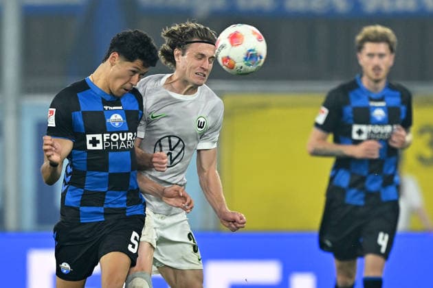 Paderborn, Home Deluxe Arena, 25 05 26, GER, Herren, Relegation, Saison 2025 2026, SC Paderborn 07 VfL Wolfsburg Bild v li im Zweikampf Santiago CASTANEDA Paderborn und Mattias SVANBERG Wolfsburg im Kopfball, Kopfballduell DFL regulations prohibit any use of photographs as image sequences and or quasi video NRW Deutschland
