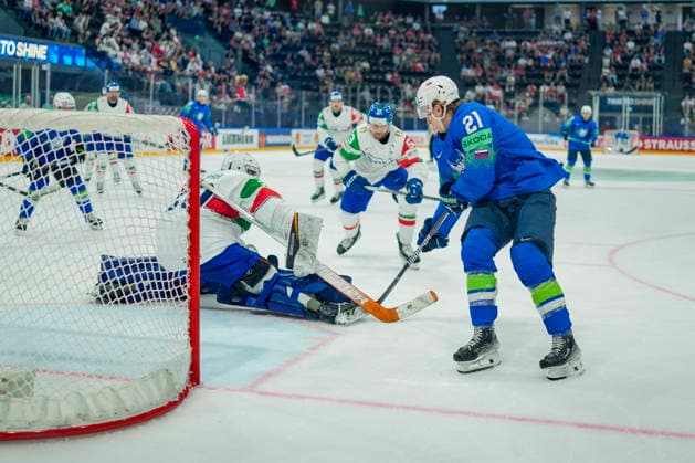 FRIBOURG, SWITZERLAND MAY 25 Jan Drozg of Slovenia R against goalkeeper Damian Clara of Italy L during the 2026 IIHF Ice Hockey World Championship Switzerland game between Slovenia and Italy at BCF Arena on May 25, 2026 in Fribourg, Fribourg Fribourg BCF Arena Fribourg Switzerland Copyright: xJustPictures.ch JarixPestelaccix jp-en-EuSpIm-JP6_JAR_Slovenia_Italy_25May2026_00059