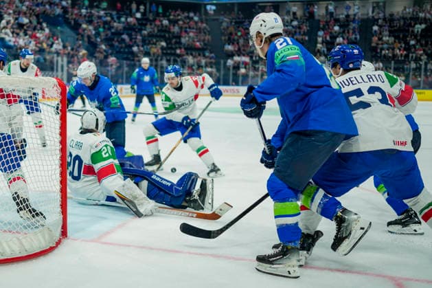 FRIBOURG, SWITZERLAND MAY 25 goalkeeper Damian Clara of Italy saves despite a scramble in front of him during the 2026 IIHF Ice Hockey World Championship Switzerland game between Slovenia and Italy at BCF Arena on May 25, 2026 in Fribourg, Fribourg Fribourg BCF Arena Fribourg Switzerland Copyright: xJustPictures.ch JarixPestelaccix jp-en-EuSpIm-JP6_JAR_Slovenia_Italy_25May2026_00061