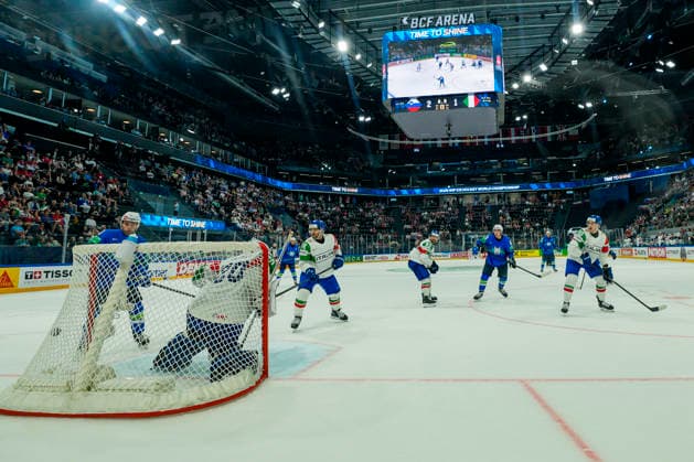 FRIBOURG, SWITZERLAND MAY 25 goalkeeper Damian Clara of Italy 2nd R can™t saves on Jan Drozg of Slovenia not shown during the 2026 IIHF Ice Hockey World Championship Switzerland game between Slovenia and Italy at BCF Arena on May 25, 2026 in Fribourg, Fribourg Fribourg BCF Arena Fribourg Switzerland Copyright: xJustPictures.ch JarixPestelaccix jp-en-EuSpIm-JP6_JAR_Slovenia_Italy_25May2026_00065-2