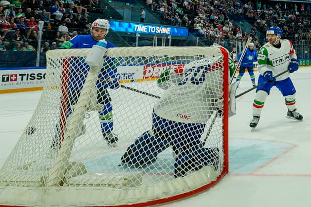 FRIBOURG, SWITZERLAND MAY 25 goalkeeper Damian Clara of Italy can™t saves during the 2026 IIHF Ice Hockey World Championship Switzerland game between Slovenia and Italy at BCF Arena on May 25, 2026 in Fribourg, Fribourg Fribourg BCF Arena Fribourg Switzerland Copyright: xJustPictures.ch JarixPestelaccix jp-en-EuSpIm-JP6_JAR_Slovenia_Italy_25May2026_00065