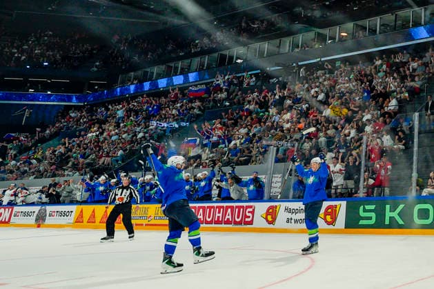 FRIBOURG, SWITZERLAND MAY 25 Jan Drozg of Slovenia R celebrates his second goal with Matic Torok of Slovenia L during the 2026 IIHF Ice Hockey World Championship Switzerland game between Slovenia and Italy at BCF Arena on May 25, 2026 in Fribourg, Fribourg Fribourg BCF Arena Fribourg Switzerland Copyright: xJustPictures.ch JarixPestelaccix jp-en-EuSpIm-JP6_JAR_Slovenia_Italy_25May2026_00067