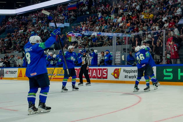 FRIBOURG, SWITZERLAND MAY 25 Jan Drozg of Slovenia R celebrates his second goal with Matic Torok of Slovenia L during the 2026 IIHF Ice Hockey World Championship Switzerland game between Slovenia and Italy at BCF Arena on May 25, 2026 in Fribourg, Fribourg Fribourg BCF Arena Fribourg Switzerland Copyright: xJustPictures.ch JarixPestelaccix jp-en-EuSpIm-JP6_JAR_Slovenia_Italy_25May2026_00071