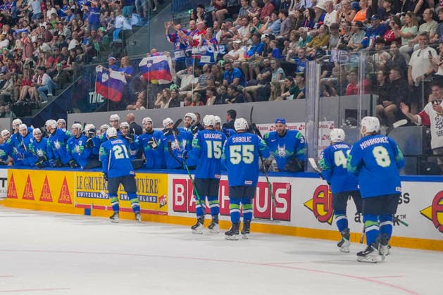FRIBOURG, SWITZERLAND MAY 25 Jan Drozg of Slovenia L celebrates his goal with the bench during the 2026 IIHF Ice Hockey World Championship Switzerland game between Slovenia and Italy at BCF Arena on May 25, 2026 in Fribourg, Fribourg Fribourg BCF Arena Fribourg Switzerland Copyright: xJustPictures.ch JarixPestelaccix jp-en-EuSpIm-JP6_JAR_Slovenia_Italy_25May2026_00074
