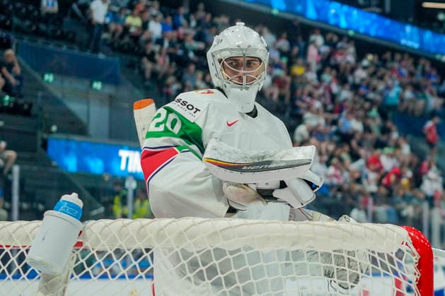 FRIBOURG, SWITZERLAND MAY 25 goalkeeper Damian Clara of Italy during the 2026 IIHF Ice Hockey World Championship Switzerland game between Slovenia and Italy at BCF Arena on May 25, 2026 in Fribourg, Fribourg Fribourg BCF Arena Fribourg Switzerland Copyright: xJustPictures.ch JarixPestelaccix jp-en-EuSpIm-JP6_JAR_Slovenia_Italy_25May2026_00075