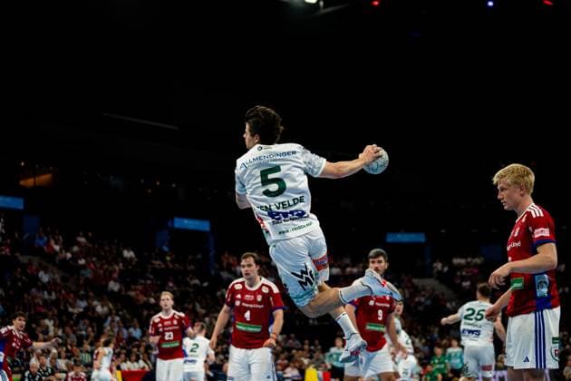 Velde Rutger Ten of Frisch Auf Göppingen performs a powerful jump shot and is defended by Frederik Bo Andersen 21 HSV Hamburg and Jacob Lassen 9 HSV Hamburg in the Barclays Arena The scene shows intense defensive work in the DAIKIN Handball Bundesliga Handball Sport Verein Hamburg vs Frisch Auf Göppingen Copyright: xPhilippHeistx